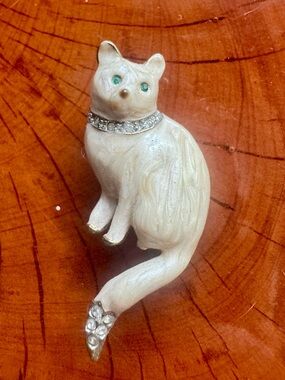 Vintage-Inspired Cream Cat Brooch with Rhinestone Collar and emerald eyes.